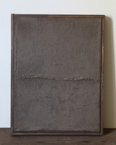Weergalm (Echo). 2025. Earth and tree pigments from the Cape with Kamissa spring water and acrylic on canvas. 32 × 25 cm.